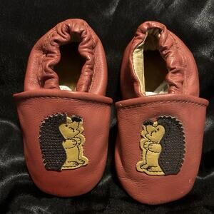 L.L. Bean Leather Slip On Crib Shoes Size 0-6 Months hedgehog